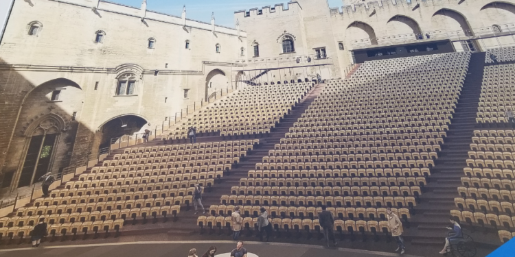 Avignon Une Nouvelle Installation Scenique Pour La Cour D Honneur Du Palais Des Papes Culture Loisirs